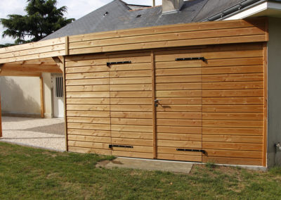 Carport et ses portes fermées